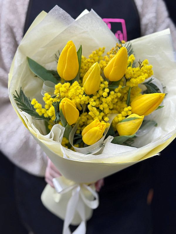 9 тюльпанов с мимозой в оформление