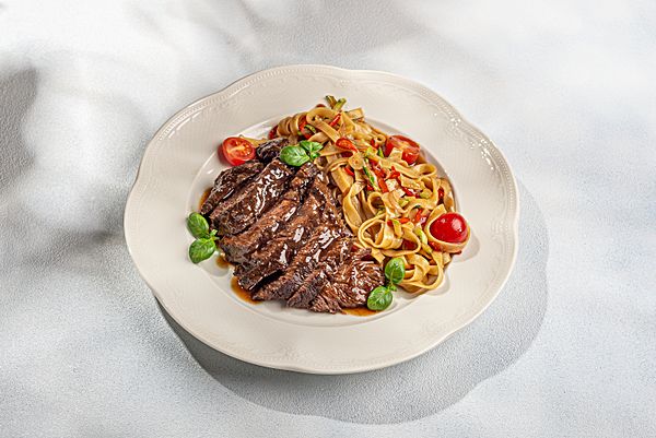 Телячьи щечки с Тальятелле и овощами