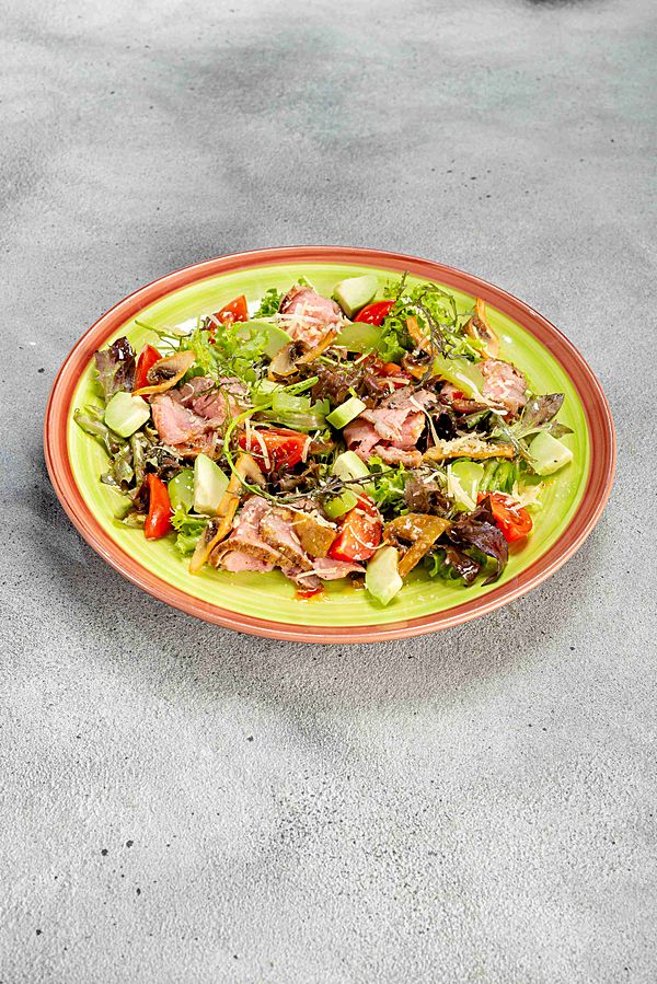 Салат с ростбифом, грибами, авокадо и сыром пармезан