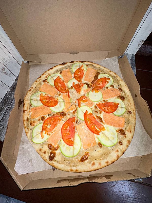 Пицца с лососем