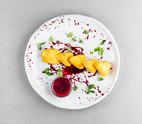 Сулугуни жареный с ягодным соусом