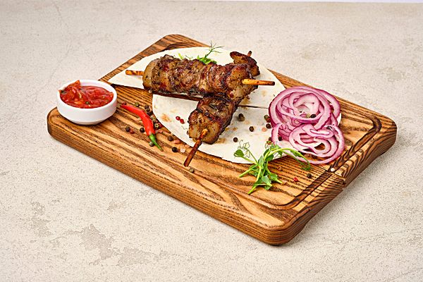 Шашлык из говяжьей печени и соусом из томатов