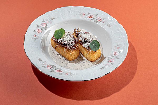 Аранчини с трюфельным соусом, томленой говядиной и релишем из огурцов