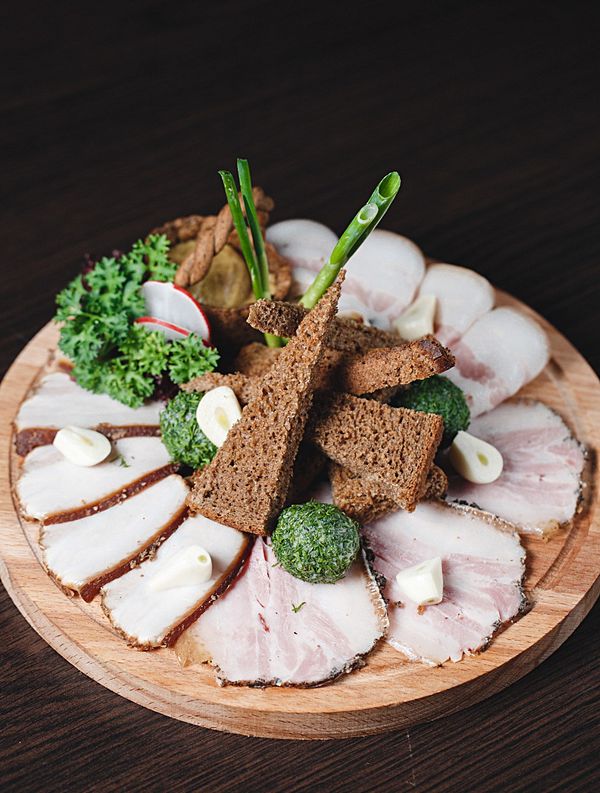 Ассорти сала с горчицей и ржаными тостами