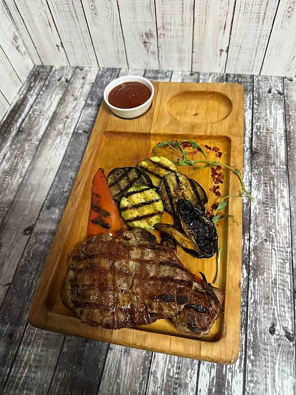 Стейк свинины с овощами гриль