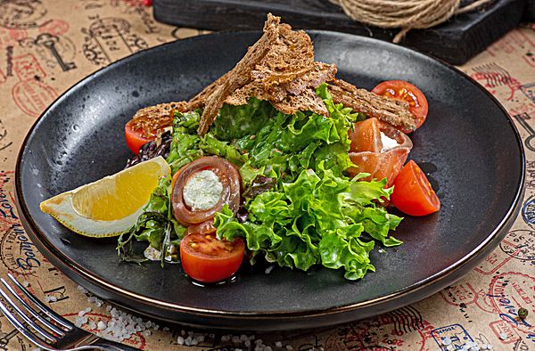 Салат с рулетиками из лосося и сыром креметта