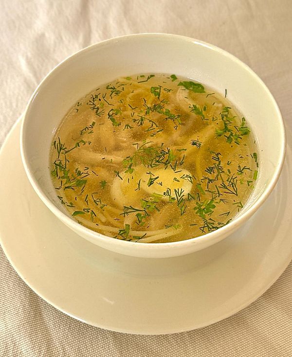 Бульон куриный с перепелиным яйцом и яичной лапшой