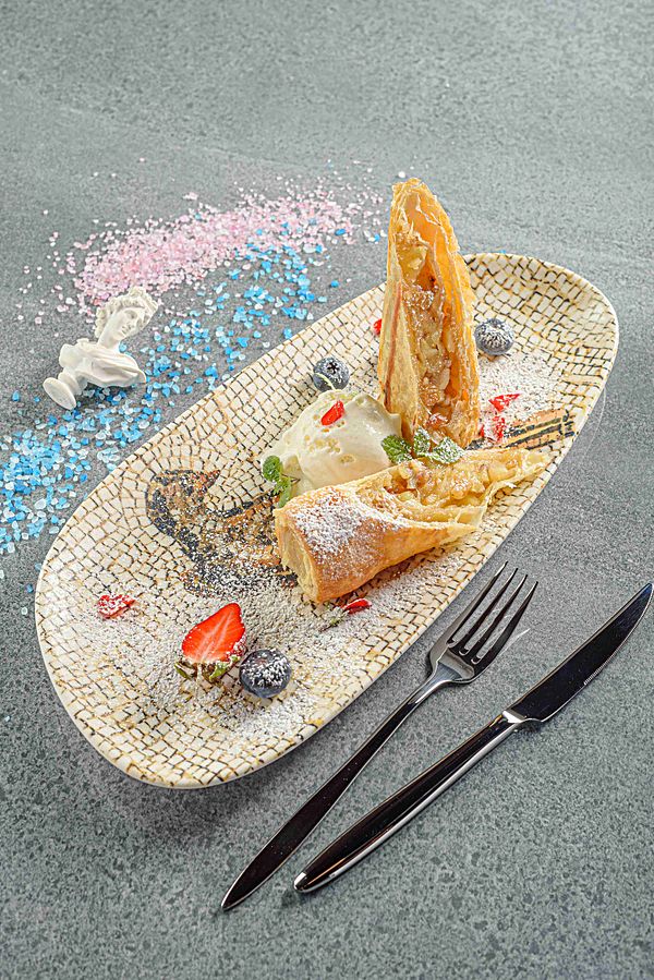 Штрудель с яблоками и ванильным мороженным