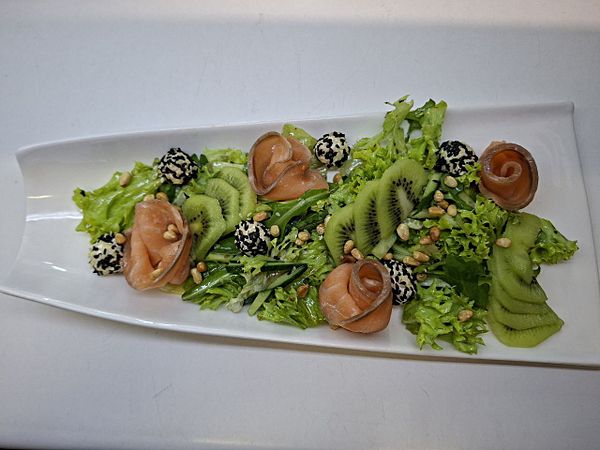 Салат с киви и слабосоленным лососем