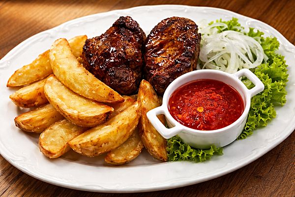 Медальоны из свинины, с картофелем