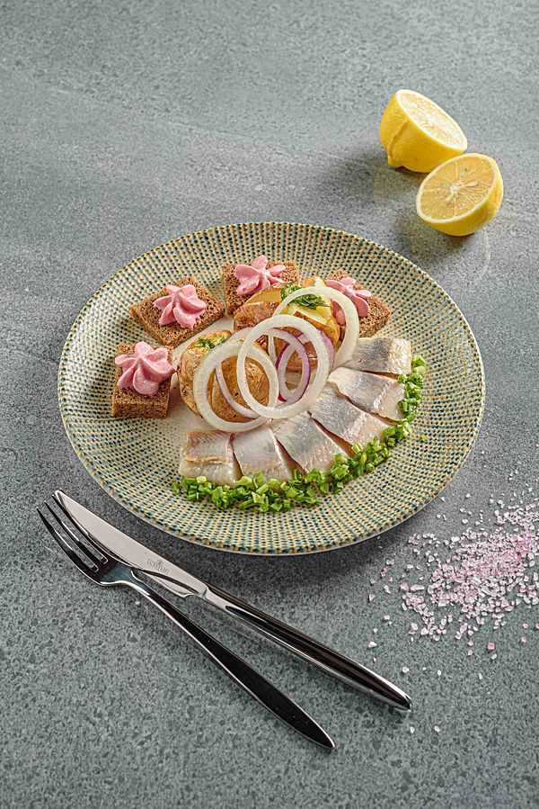 Селедь с запеченным картофелем и красным луком