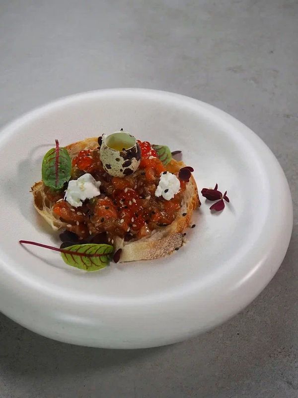 Тартар из лосося на хлебных тостах