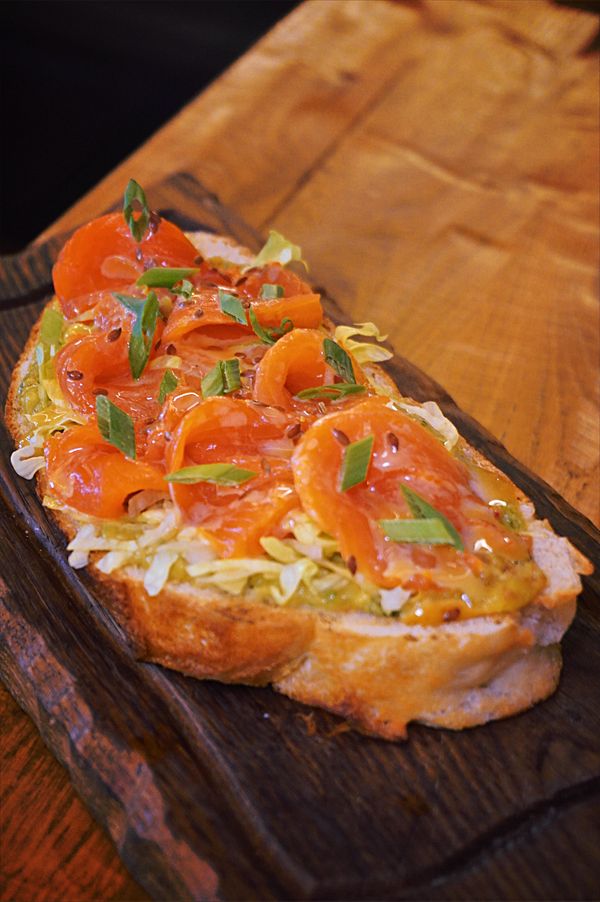 Брускетта со слабосоленым лососем