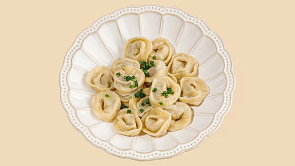 Пельмени из трех видов мяса со сметаной и зеленью