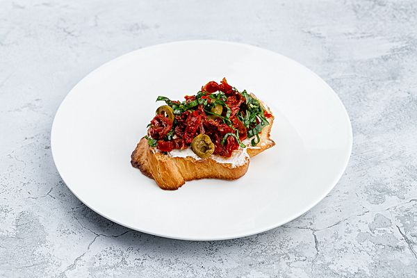 Брускетта с вялеными помидорами