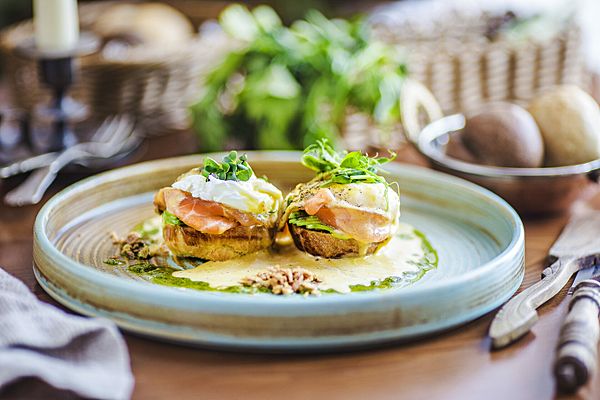 Яйцо бенедикт с беконом и шпинатом