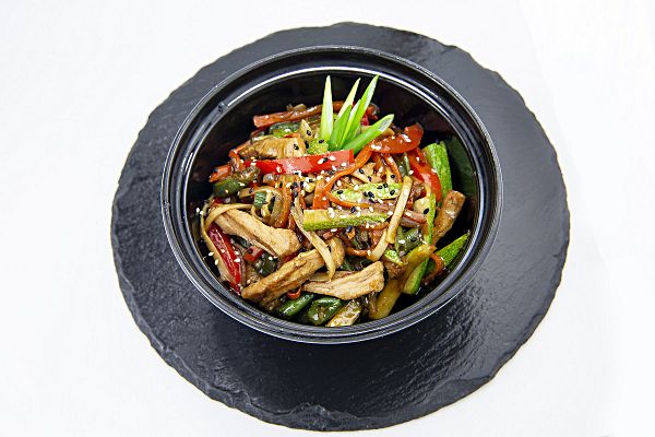 Удон с курицей, овощами и сливочным соусом