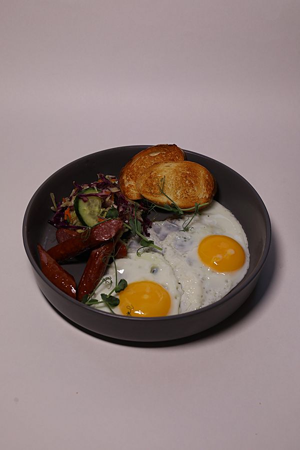 Глазунья с охотничьими колбасками и салатом