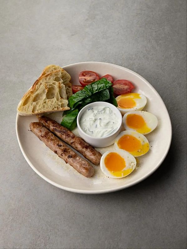 Куриные колбаски с яйцом, черри, шпинатом и дзадзики