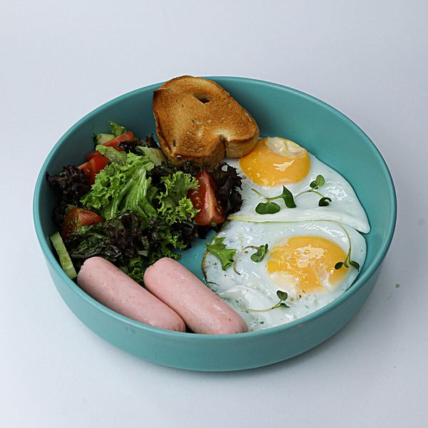 Глазунья со сливочными сосисками и овощным гарниром