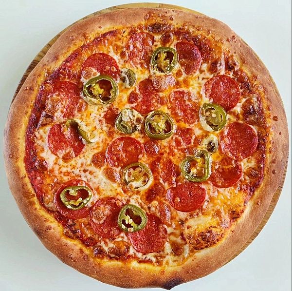 Пицца с папперони и халапеньо