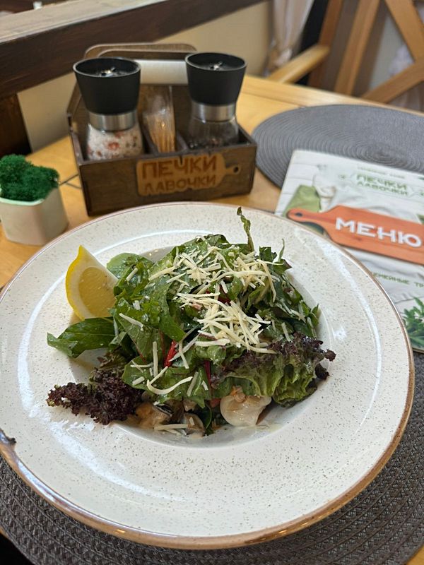 Теплый салат с морепродуктами