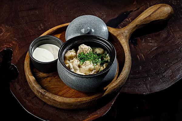 Пельмени по-сибирски с бульоном и сметаной