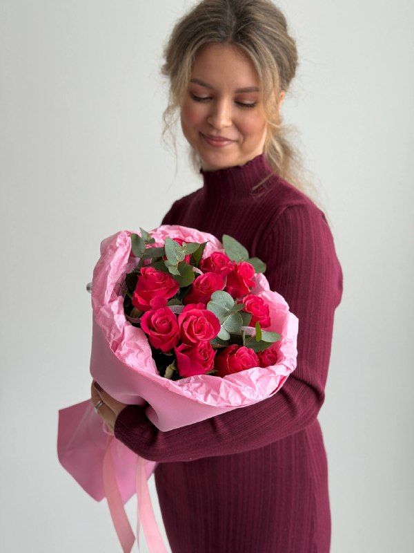 11 малиновых роз в оформление