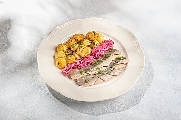 Сельдь с картофелем и маринованным ялтинским луком