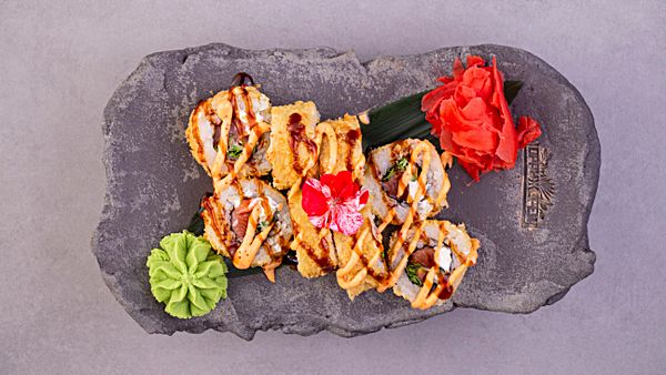 Ролл темпура с лососем и миндалем (горячий)