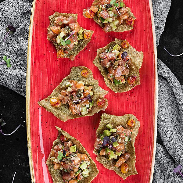 Тартар из тунца на чипсе из водорослей с майонезом и вассаби