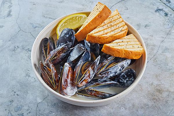 Черноморские мидии в створках в сливочном соусе с сыром Дор Блю