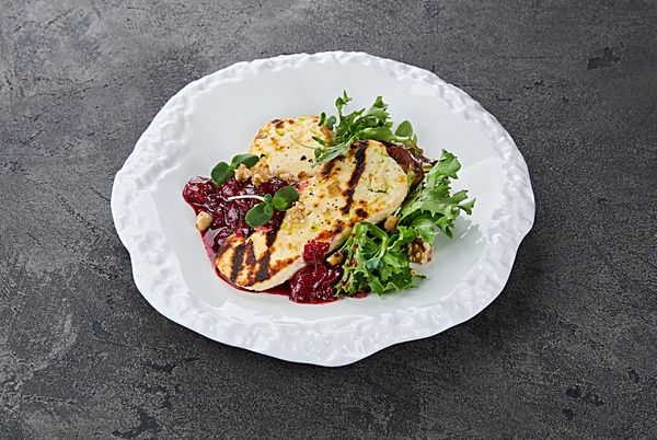 Жареный сыр адыгейский с соусом глинтвейн