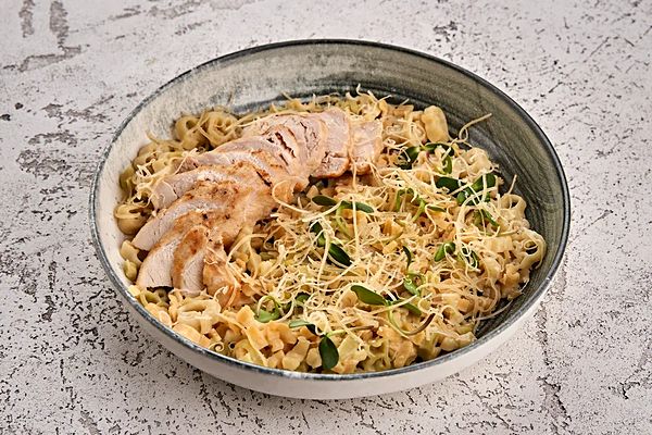 Куриная грудка с макаронами и сыром