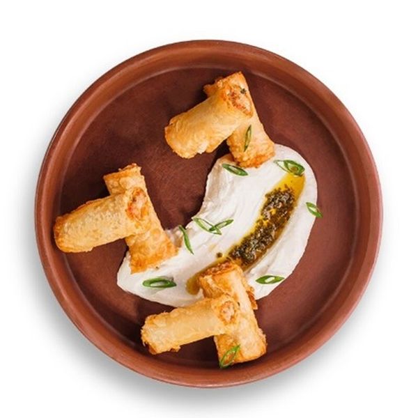 Хрустящие трубочки с курицей и муссом из брынзы