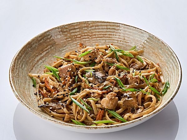 Удон с курицей и грибами в ореховом соусе