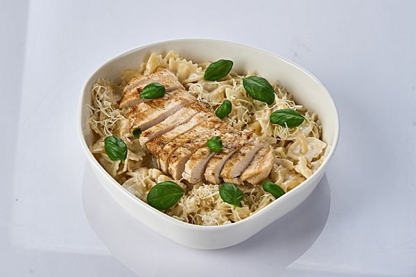 Куриная грудка с макаронами и сыром