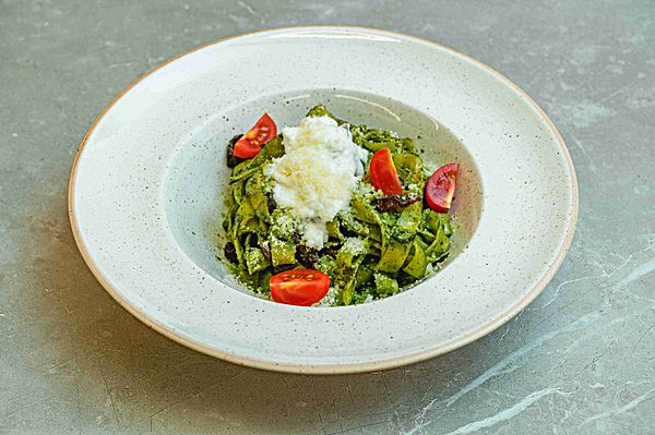 Паста с буррата и соусом песто