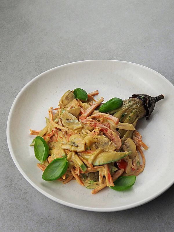 Запечённый баклажан под овощным соусом с трюфельным маслом