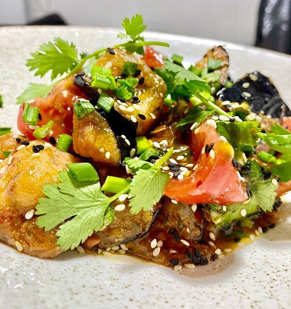 Салат из хрустящих баклажан с томатами и азиатским соусом