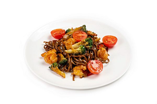 Вок с креветками, брокколи и черри