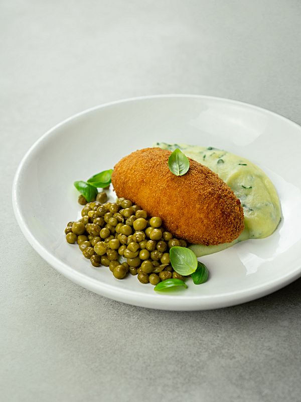 Котлета де-воляй с горошком в сливочном масле и пюре со шпинатом