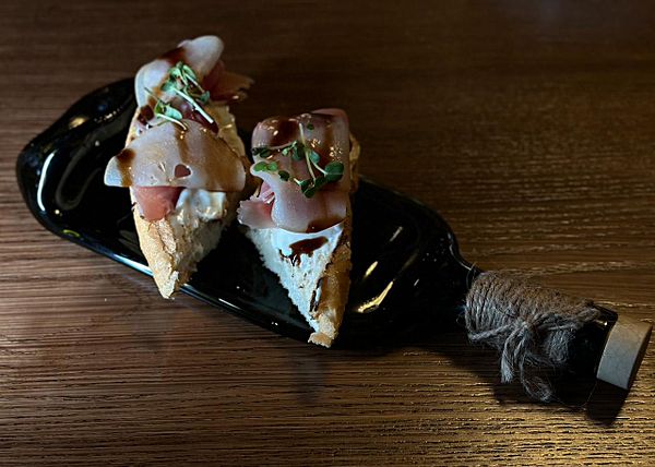 Брускетта с прошутто и грушей