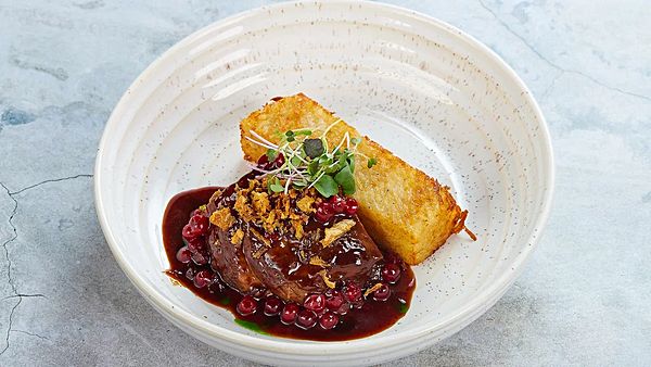 Тушеная баранина с брусничным соусом и ленивым картофельным гратеном