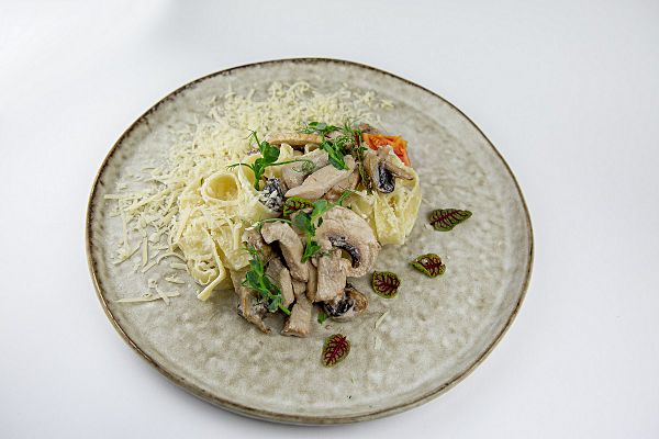 Фетучини с куриным филе и шампиньонами