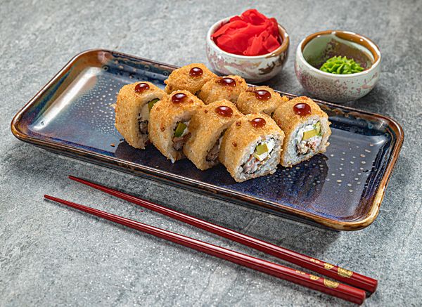 Горячий ролл с креветкой и угрём