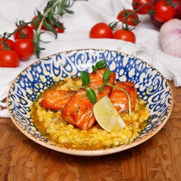 Лосось запеченный с пастой птитим и тыквенным соусом