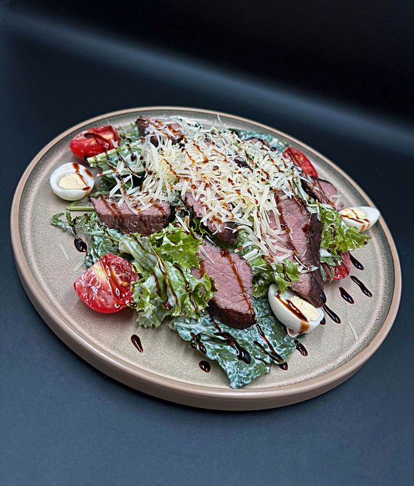 Теплый с телятиной и дрессингом из голубого сыра