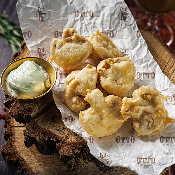 Грибы в кляре с чесночным соусом