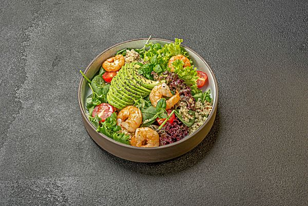 Салат с авокадо, киноа и креветками